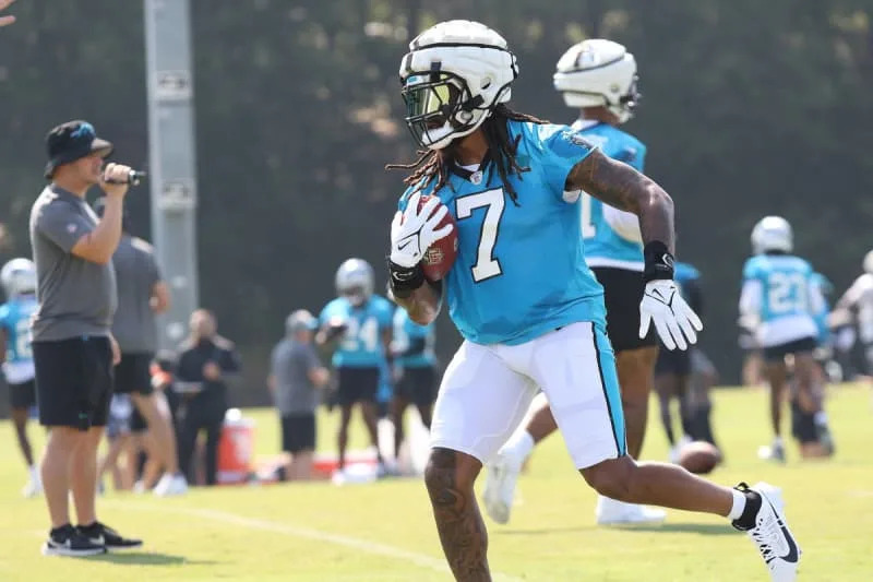 SPARTANBURG, SC – JULY 27: Carolina Panthers linebacker Shaq Thompson 7 runs a drill during the NFL, American Football Herren, USA Carolina Panthers training camp on July 27, 2023, at Wofford College campus in Spartanburg, S.C. Photo by John Byrum/Icon Sportswire NFL: JUL 27 Carolina Panthers Training Camp EDITORIAL USE ONLY Icon23072737