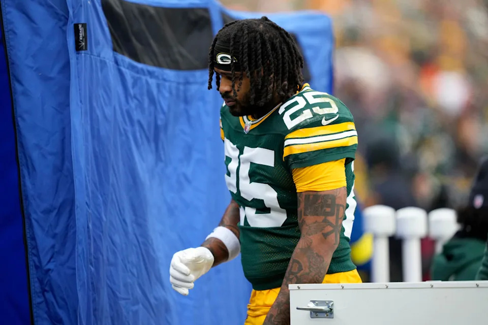 Green Bay Packers cornerback Keisean Nixon (25) walks to the blue medical tent against the Minnesota Vikings.© Kayla Wolf-Imagn Images