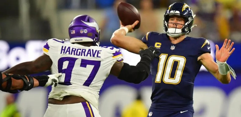 Vikings DT Javon Hargrave pressures Chargers QB Justin Herbert in 2025