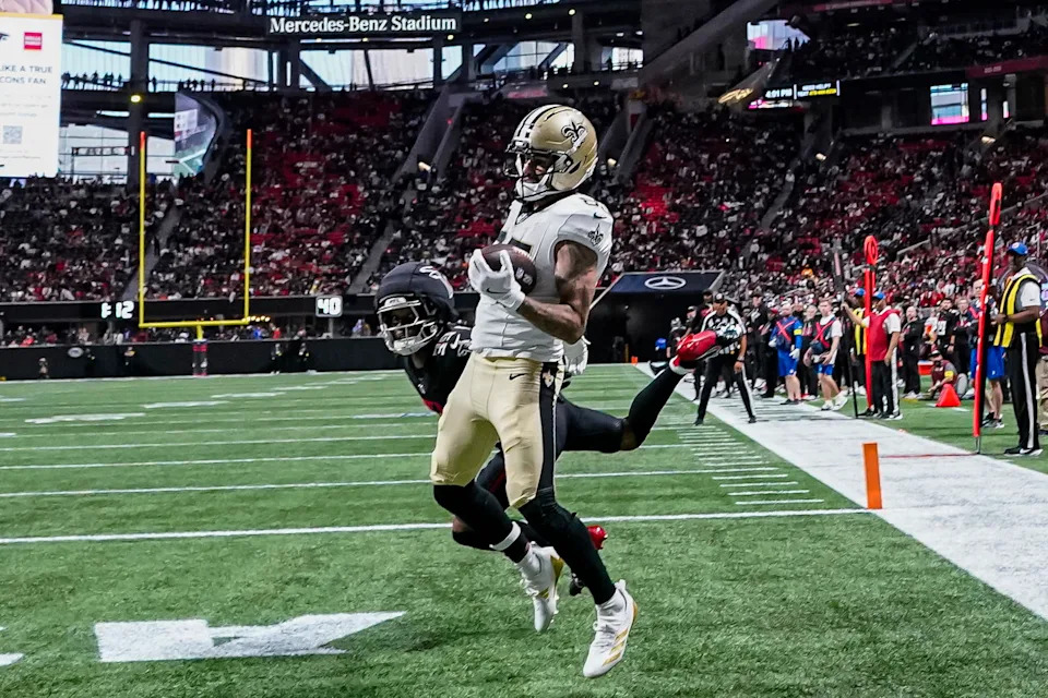 New Orleans Saints wide receiver Ronnie Bell (85) catches a touchdown pass behind Atlanta Falcons cornerback C.J. Henderson (39) during the second half at Mercedes-Benz Stadium.<br>Dale Zanine-Imagn Images