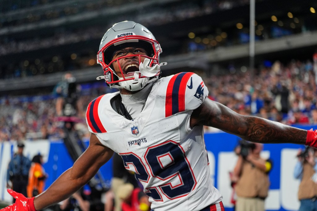 Patriots add defensive tackle, wide receiver to active roster