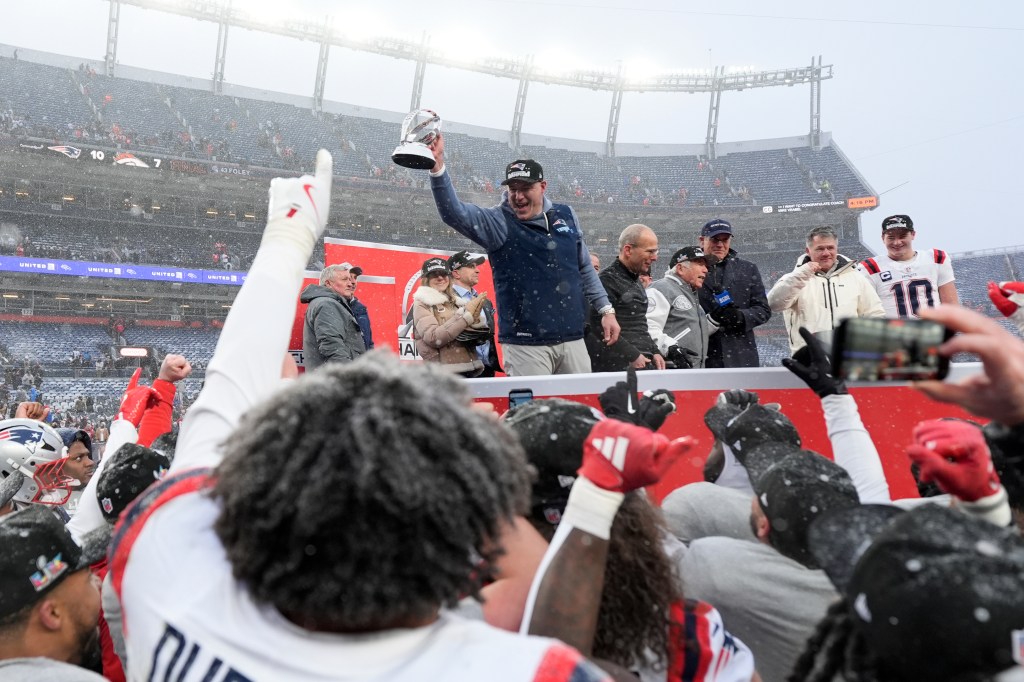 Patriots gush about Mike Vrabel as head coach deflects credit from self