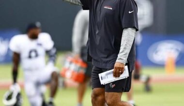 Texans fire tight ends coach Jake Moreland, move on from assistant linebackers coach Ben Bolling