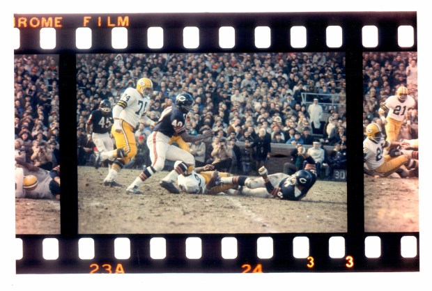 Gale Sayers, running here against the Green Bay Packers at Wrigley Field, had a season that was about the only thing worthy of being on any 1969 Bears highlight film. (Chicago Tribune historical photo)