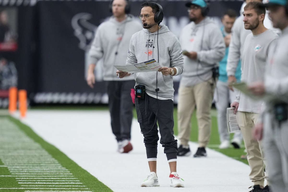 Chargers to hire ex-Dolphins coach Mike McDaniel as offensive chief