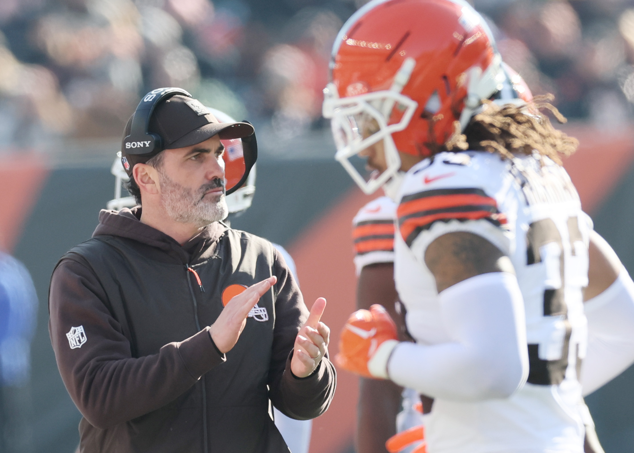 Cleveland Browns head coach Kevin Stefanski congratulates his defense after a stop on a Cincinnati Bengals two-point conversion attempt in the first half.  