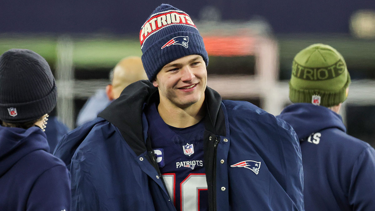 Drake Maye leading Patriots by prioritizing communication over humiliation – NBC Boston