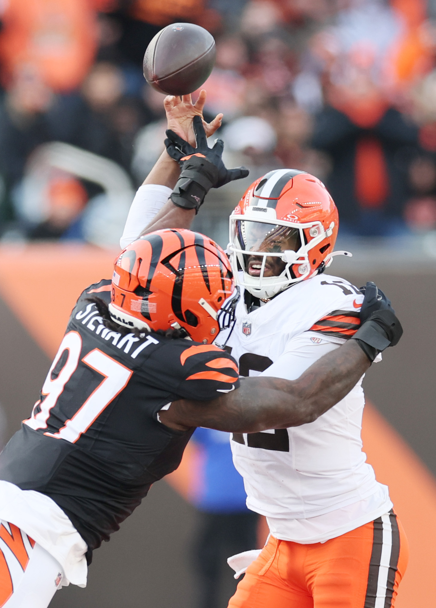 Cincinnati Bengals defensive end Shemar Stewart hits the throwing hand of Cleveland Browns quarterback Shedeur Sanders on a pass play that went incomplete in the second half. 