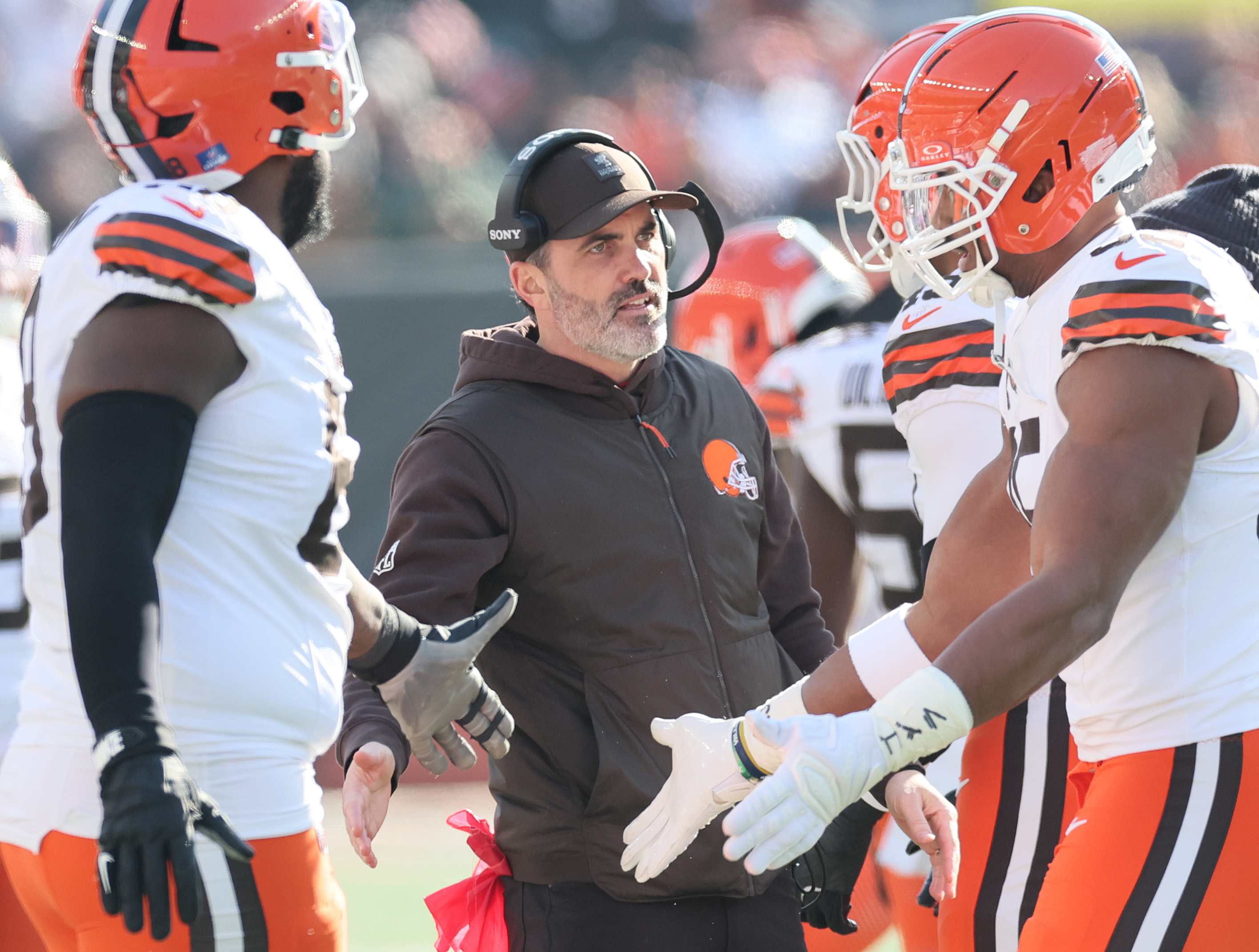 Cleveland Browns head coach Kevin Stefanski congratulates his defense after a stop on a Cincinnati Bengals two-point conversion attempt in the first half.  