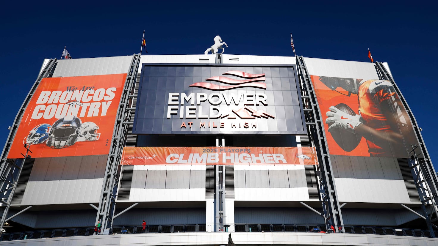 What is the altitude of the Denver Broncos stadium? Does it give the home team an advantage?