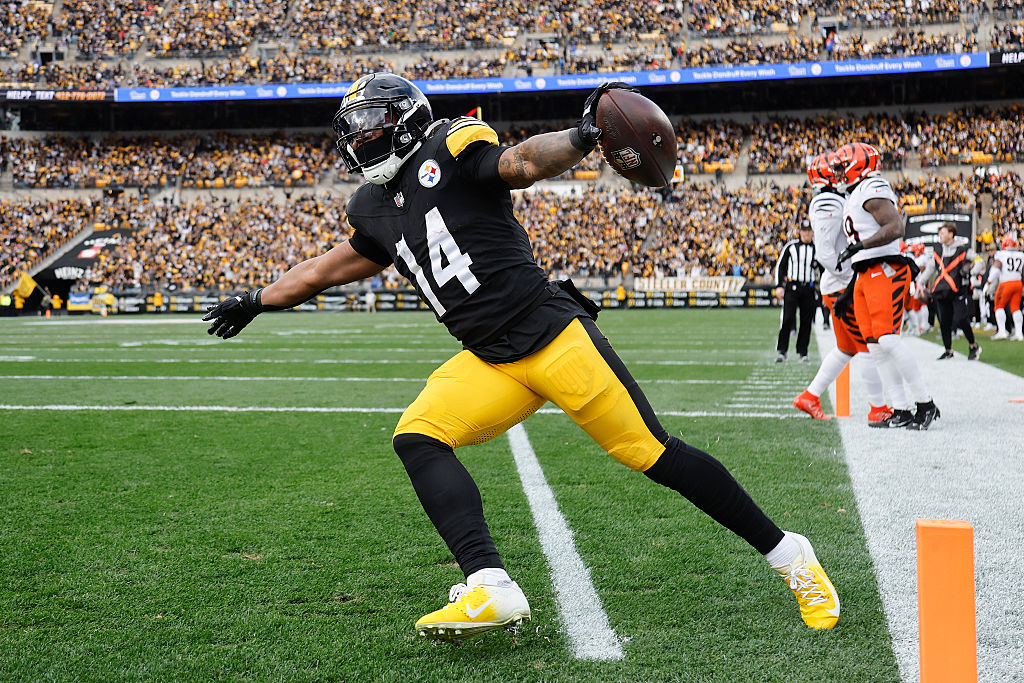 PITTSBURGH, PENNSYLVANIA - NOVEMBER 16: Kenneth Gainwell #14 of the Pittsburgh Steelers scores a first quarter touchdown against the Cincinnati Bengals at Acrisure Stadium on November 16, 2025 in Pittsburgh, Pennsylvania. (Photo by Justin K. Aller/Getty Images)