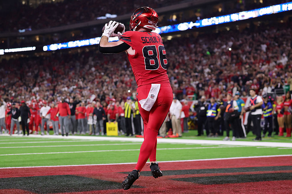 HOUSTON, TEXAS - DECEMBER 21: Dalton Schultz #86 of the Houston Texans scores a fourth quarter touchdown against the Las Vegas Raiders at NRG Stadium on December 21, 2025 in Houston, Texas. (Photo by Alex Slitz/Getty Images)