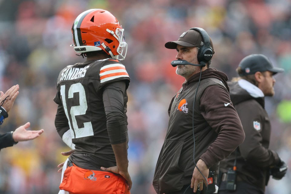 Cleveland Browns quarterback Shedeur Sanders (12) and Cleveland Browns head coach Kevin Stefanski talk on the sideline