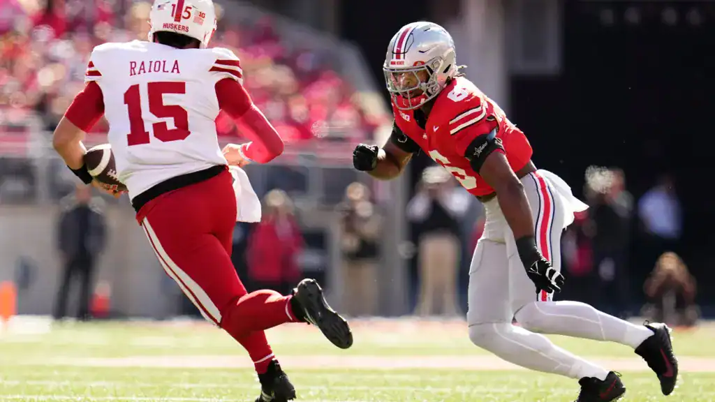 Ohio State linebacker Sonny Styles closes in on Nebraska quarterback Dylan Raiola during live game action.
