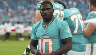 Tyreek Hill Claps Back at Fan Calling Him 'Lamest Dolphin Player All Time' for Praising Patriots
