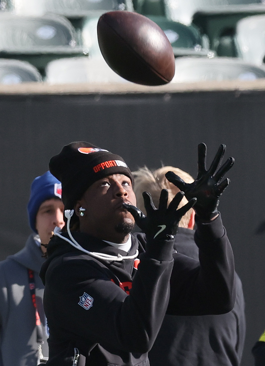 Cleveland Browns wide receiver Jerry Jeudy catches a pass in warm ups before their game against the Cincinnati Bengals.  