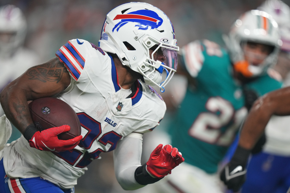MIAMI GARDENS, FL - SEPTEMBER 12: Buffalo Bills running back Ray Davis (22) rushes with there ball during the game between the Buffalo Bills and the Miami Dolphins on Thursday, September 12, 2024 at Hard Rock Stadium in Miami Gardens, Fla. (Photo by Peter Joneleit/Icon Sportswire)