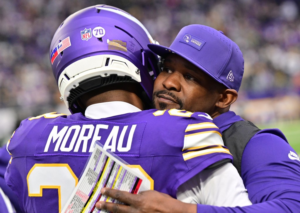 Should Brian Flores leave Minnesota?