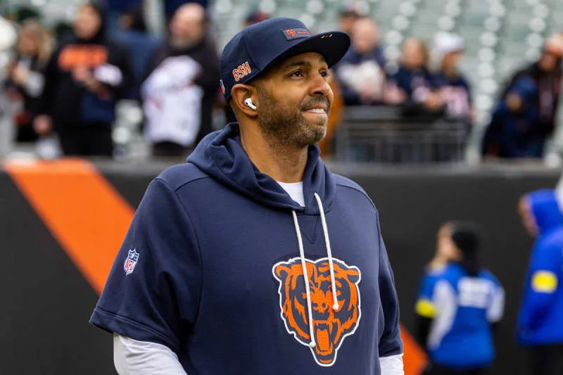 November 02, 2025: Chicago Bears assistant general manager Ian Cunningham during pregame of NFL, American Football Herren, USA game action against the Cincinnati Bengals at Paycor Stadium in Cincinnati, Ohio. /CSM Cincinnati United States of America – ZUMAc04_ 20251102_zma_c04_479 Copyright: xJohnxMersitsx