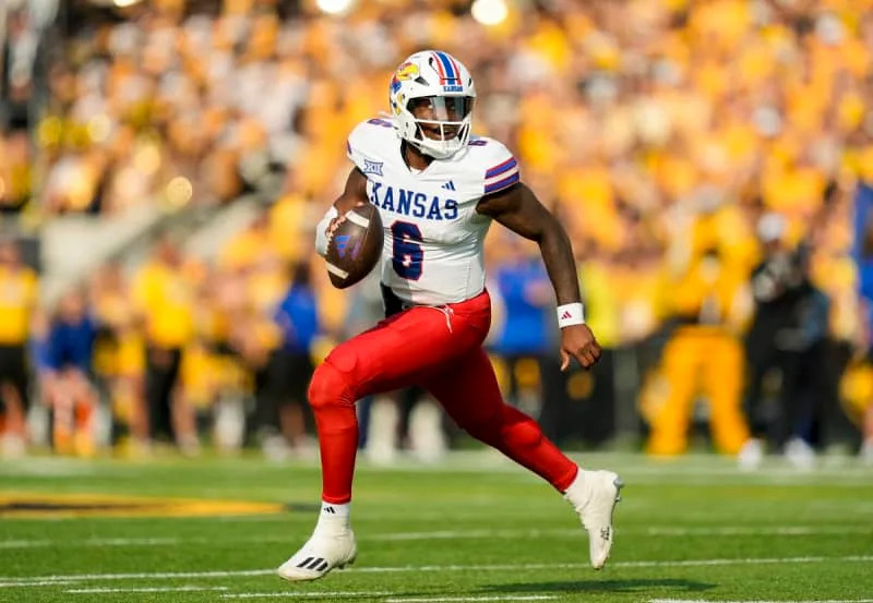 NCAA, College League, USA Football: Kansas at Missouri Sep 6, 2025 Columbia, Missouri, USA Kansas Jayhawks quarterback Jalon Daniels 6 rolls out to pass during the second half against the Missouri Tigers at Faurot Field at Memorial Stadium. Columbia Faurot Field at Memorial Stadium Missouri USA, EDITORIAL USE ONLY PUBLICATIONxINxGERxSUIxAUTxONLY Copyright: xJayxBiggerstaffx 20250906_jdb_ba4_032