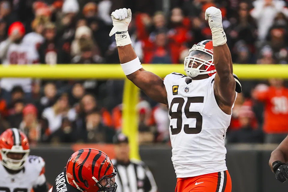 CHARLOTTE, NORTH CAROLINA – AUGUST 08: Quarterback Shedeur Sanders #12 of the Cleveland Browns reacts at the line of scrimmage in the first half during the NFL Preseason 2025 game against the Carolina Panthers at Bank of America Stadium on August 08, 2025 in Charlotte, North Carolina. (Photo by Jared C. Tilton/Getty Images) | Jeff Lange / USA TODAY NETWORK via Imagn Images
