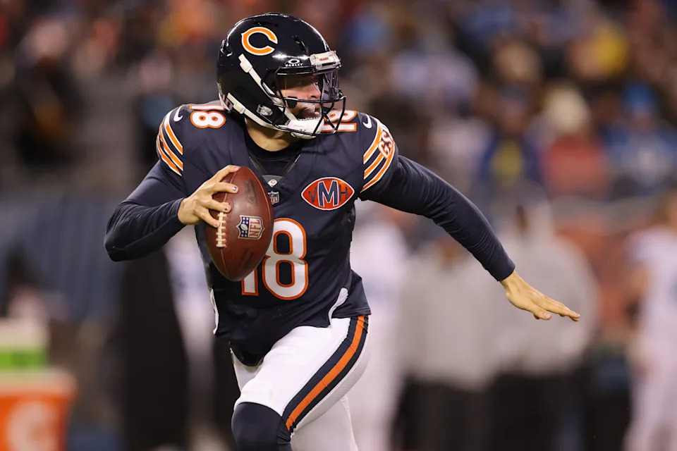 Caleb Williams #18 of the Chicago Bears scrambles against the Detroit Lions (Getty Images)