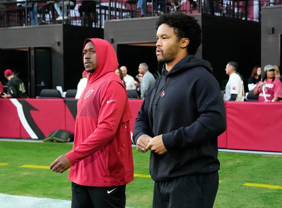 Arizona Cardinals quarterback Kyler Murray (right) arrives on the field for the Los Angeles Rams game at State Farm Stadium on Dec 7, 2025, in Glendale, Ariz.