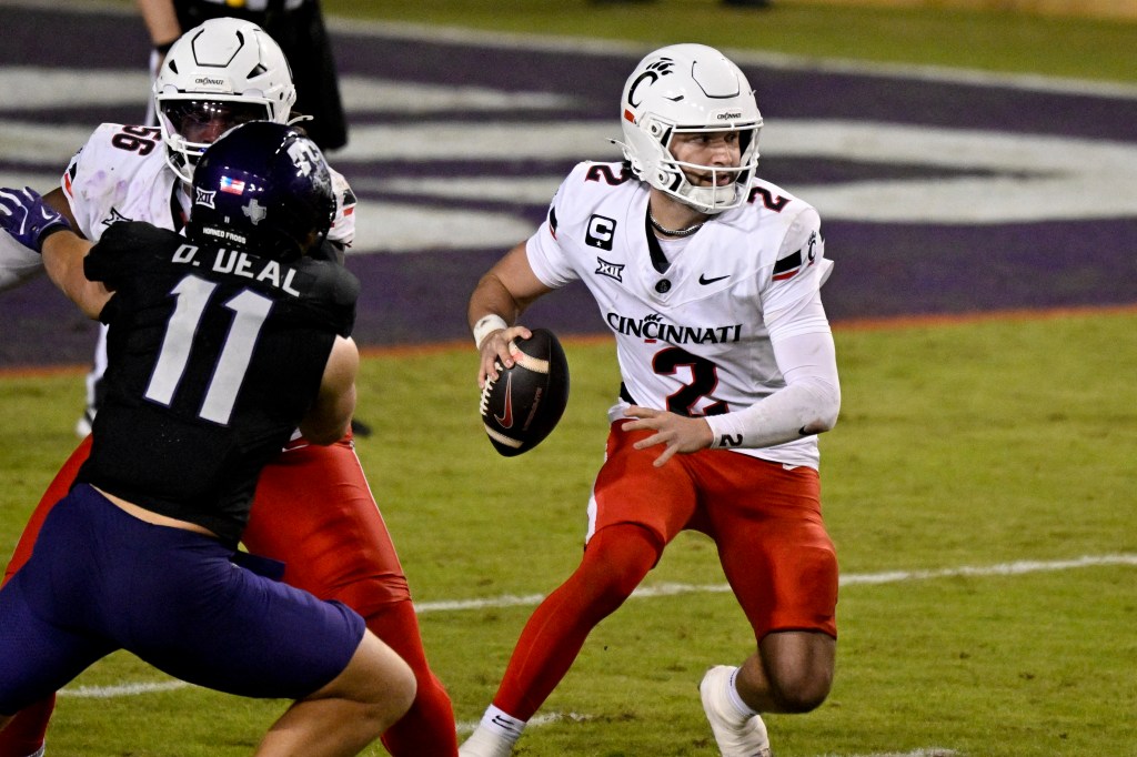 Cincinnati Bearcats quarterback Brendan Sorsby (2) runs with the ball during the second half against the TCU Horned Frogs at Amon G. Carter Stadium. 