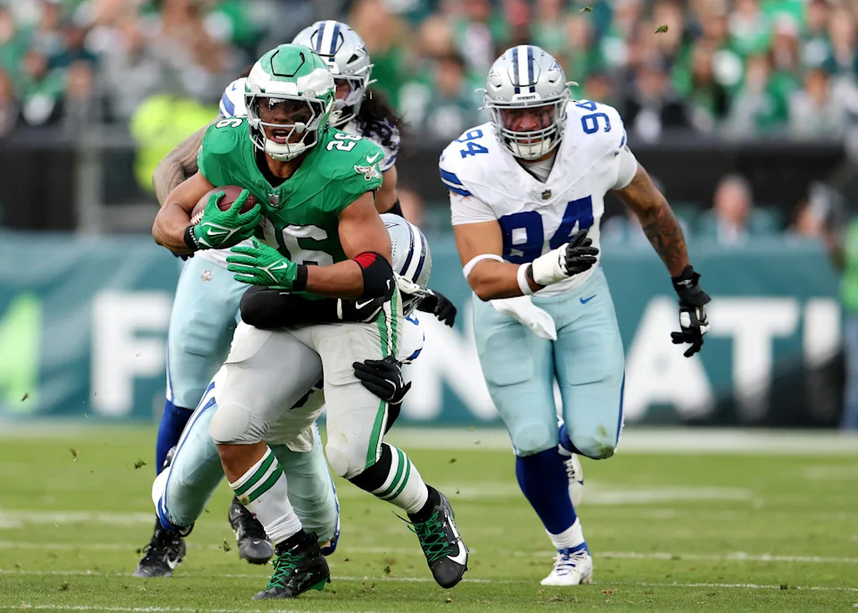 PHILADELPHIA, PENNSYLVANIA - DECEMBER 29: Saquon Barkley #26 of the Philadelphia Eagles runs the ball against the Dallas Cowboys during the third quarter at Lincoln Financial Field on December 29, 2024 in Philadelphia, Pennsylvania. (Photo by Emilee Chinn/Getty Images)