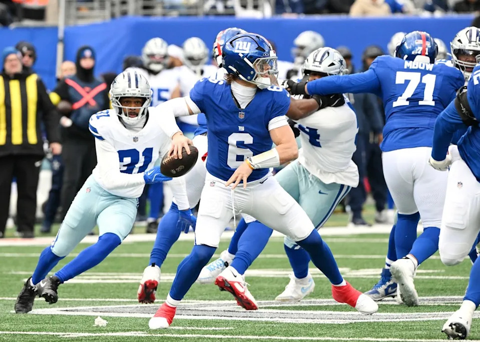 New York Giants quarterback Jaxson Dart (6) throws a pass during the first quarter of the Giants and Dallas Cowboys game in East Rutherford, NJ. Bill Kostroun for the New York Post