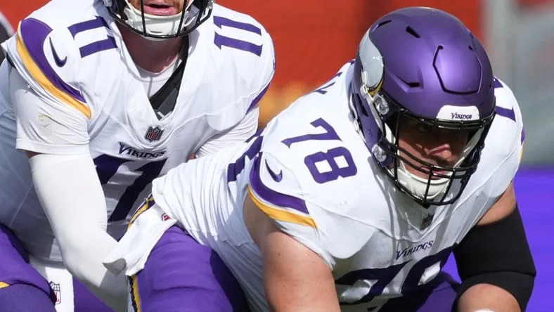 Vikings center Ryan Kelly in London against the Steelers in 2025