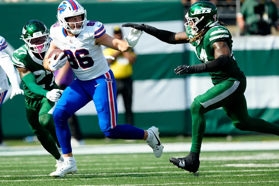 Buffalo Bills tight end Dalton Kincaid (86) tries to prevent New York Jets linebacker Jamien Sherwood (44) from tackling him, Sunday, September 14, 2025, in East Rutherford.