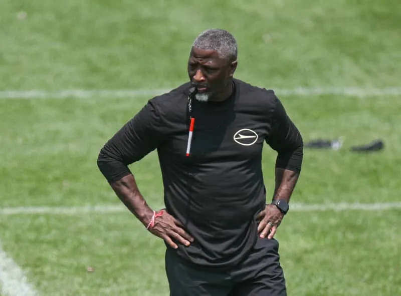 NFL, American Football Herren, USA New York Jets Minicamp Jun 11, 2025 Florham Park, NY, USA New York Jets head coach Aaron Glenn looks on during minicamp at Atlantic Health Jets Training Center. Florham Park Atlantic Health Jets Training Center NY USA, EDITORIAL USE ONLY PUBLICATIONxINxGERxSUIxAUTxONLY Copyright: xJohnxJonesx 20250611_rtc_ja1_0126