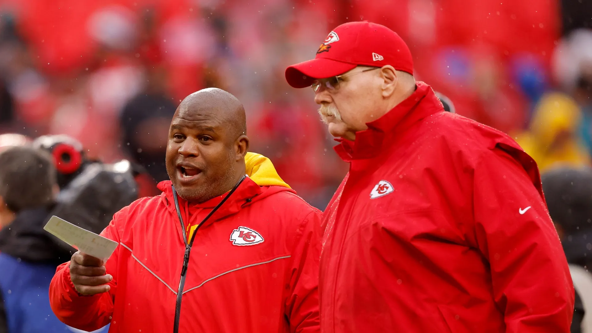 Eric Bieniemy (left) talking with Andy Reid.