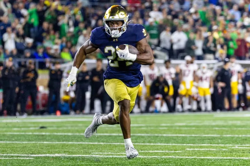 October 18, 2025: Notre Dame running back Jadarian Price 24 runs with the ball during NCAA, College League, USA football game action between the USC Trojans and the Notre Dame Fighting Irish at Notre Dame Stadium in South Bend, Indiana. /CSM South Bend United States of America – ZUMAc04_ 20251018_zma_c04_781 Copyright: xJohnxMersitsx