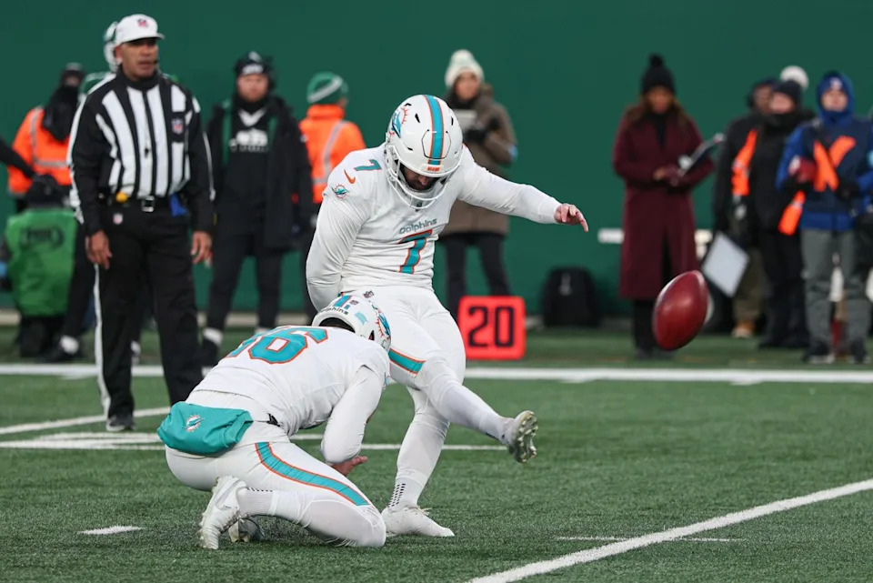 Miami Dolphins place kicker Jason Sanders (7) kicks a field goal as punter Jake Bailey (16) holds during the first quarter against the New York Jets at MetLife Stadium.© Vincent Carchietta-Imagn Images