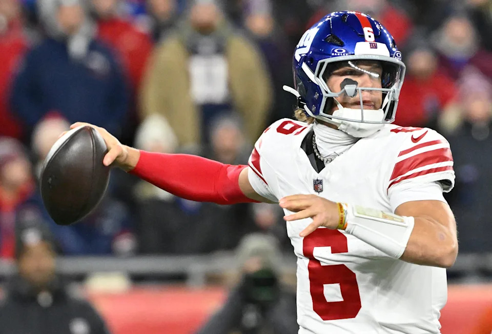 New York Giants quarterback Jaxson Dart looks to throw a pass.