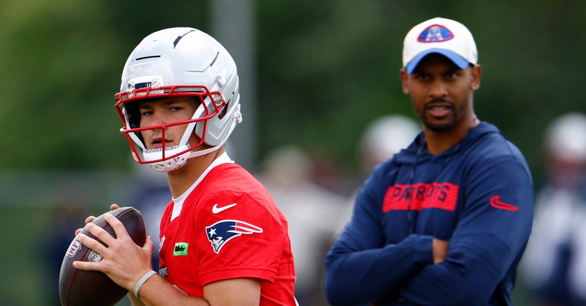 Sunday Patriots Notes: Pats strike perfect balance around Drake Maye