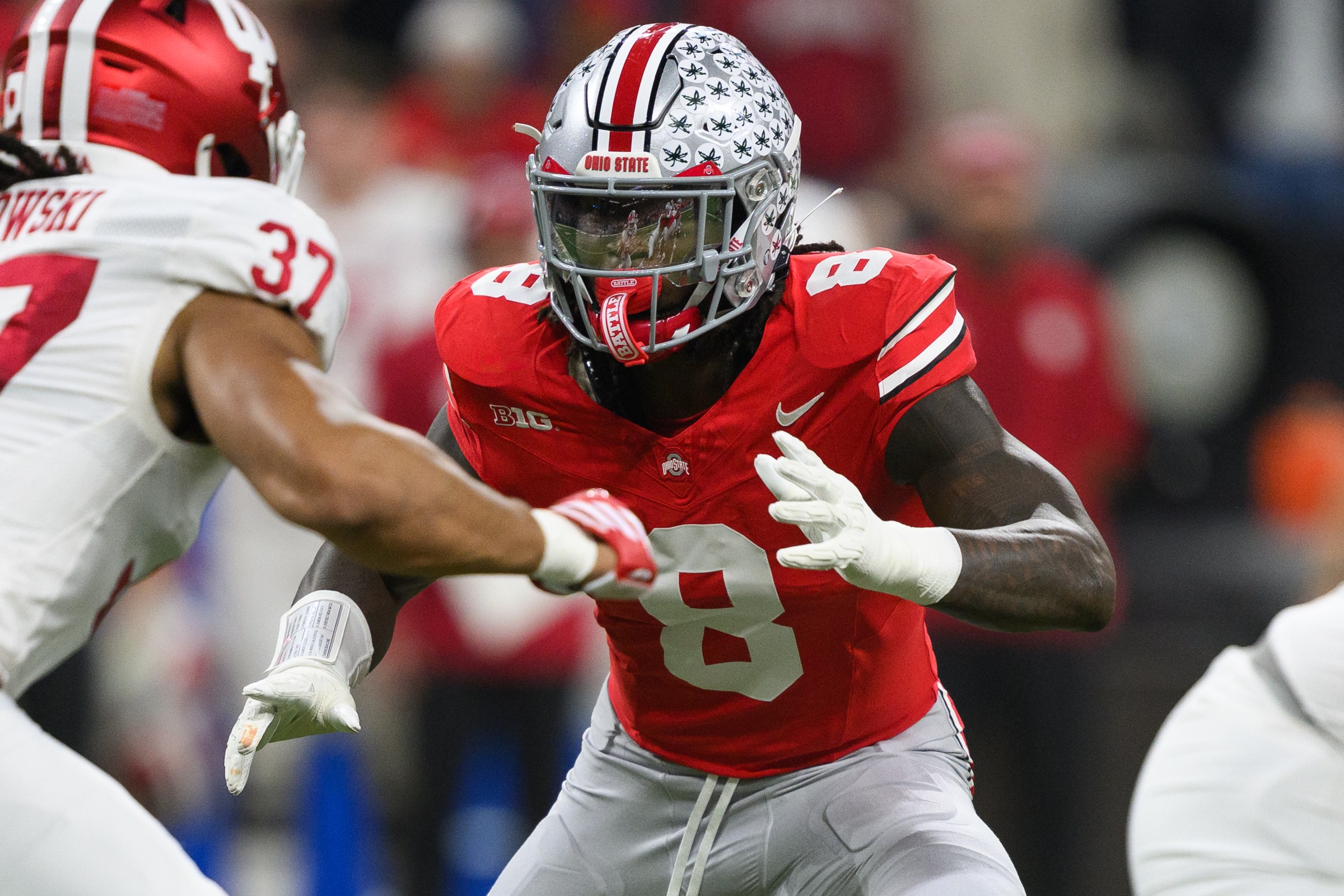 INDIANAPOLIS, IN - DECEMBER 06: Ohio State Buckeyes linebacker Arvell Reese (8) rushes into the backfield during the Big 10 Championship game between the Ohio State Buckeyes and Indiana Hoosiers on December 6, 2025, at Lucas Oil Stadium in Indianapolis, IN. (Photo by Zach Bolinger/Icon Sportswire via Getty Images)