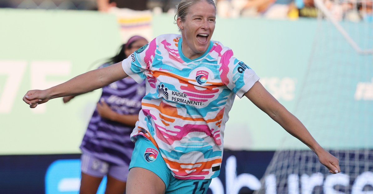 World Sevens Football and Two-Time NWSL Champion and Makenzy Robbe signs with Houston Dash