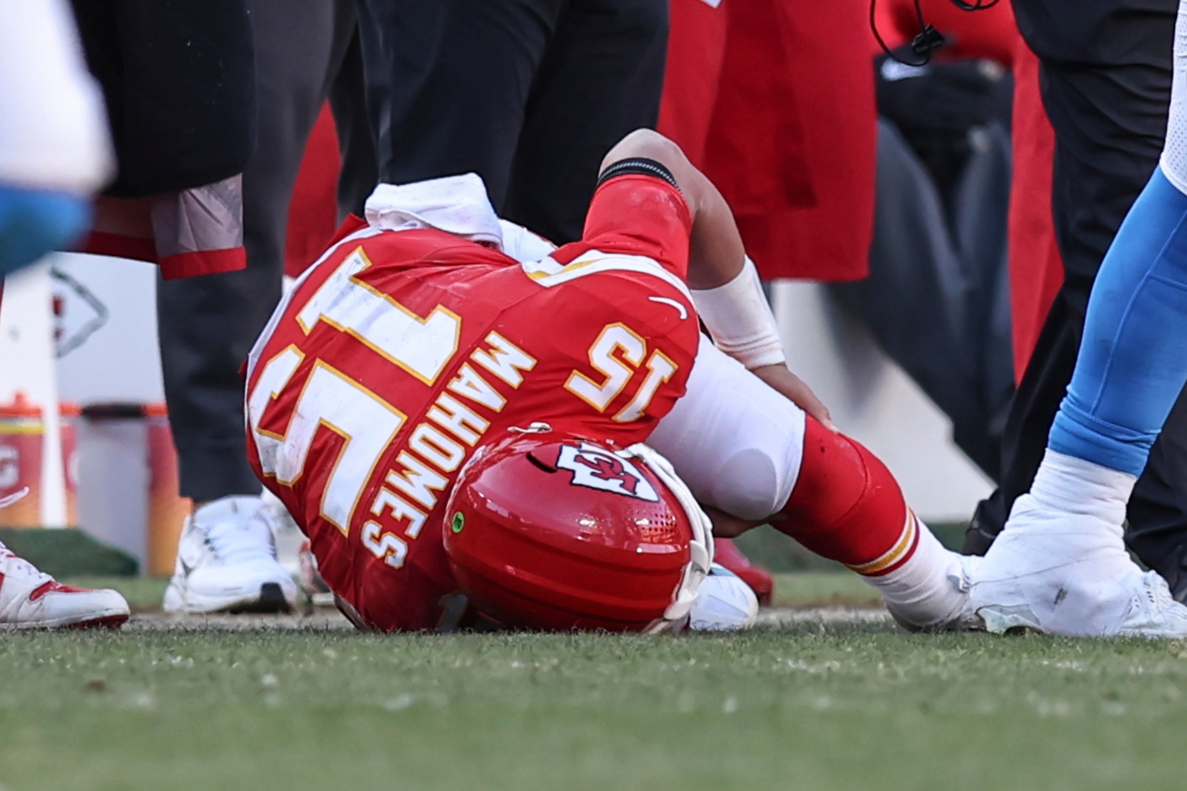 KANSAS CITY, MO - DECEMBER 14: Kansas City Chiefs quarterback Patrick Mahomes (15) lies on the ground holding his knee after being injured in the fourth quarter of an NFL game between the Los Angeles Chargers and Kansas City Chiefs on December 14, 2025 at GEHA Field at Arrowhead Stadium in Kansas City, MO. (Photo by Scott Winters/Icon Sportswire via Getty Images)