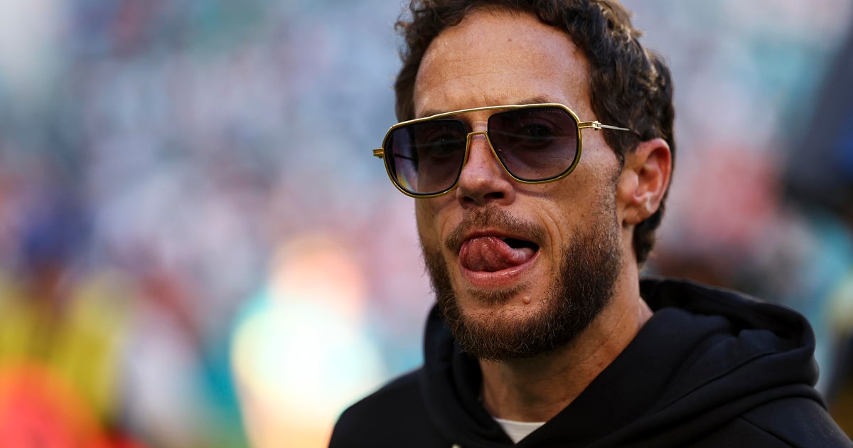 Chargers officially hire former Dolphins head coach Mike McDaniel as offensive coordinator