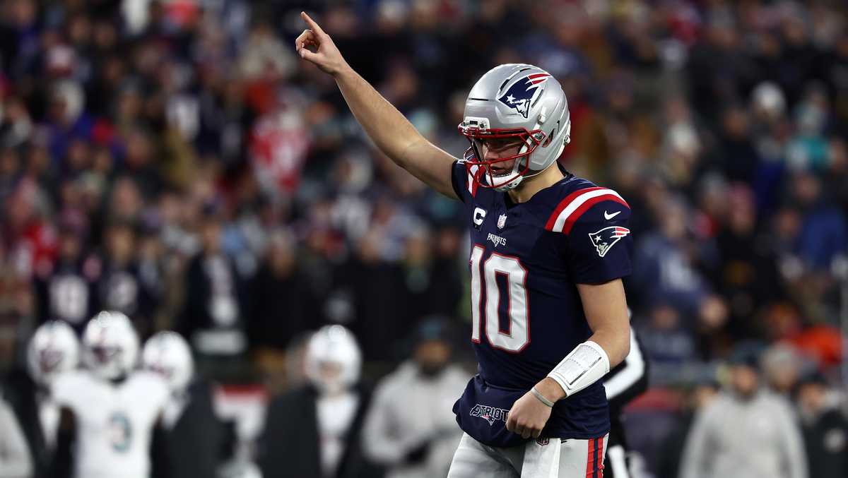 Patriots dominate Dolphins, secure No. 2 seed in AFC playoffs