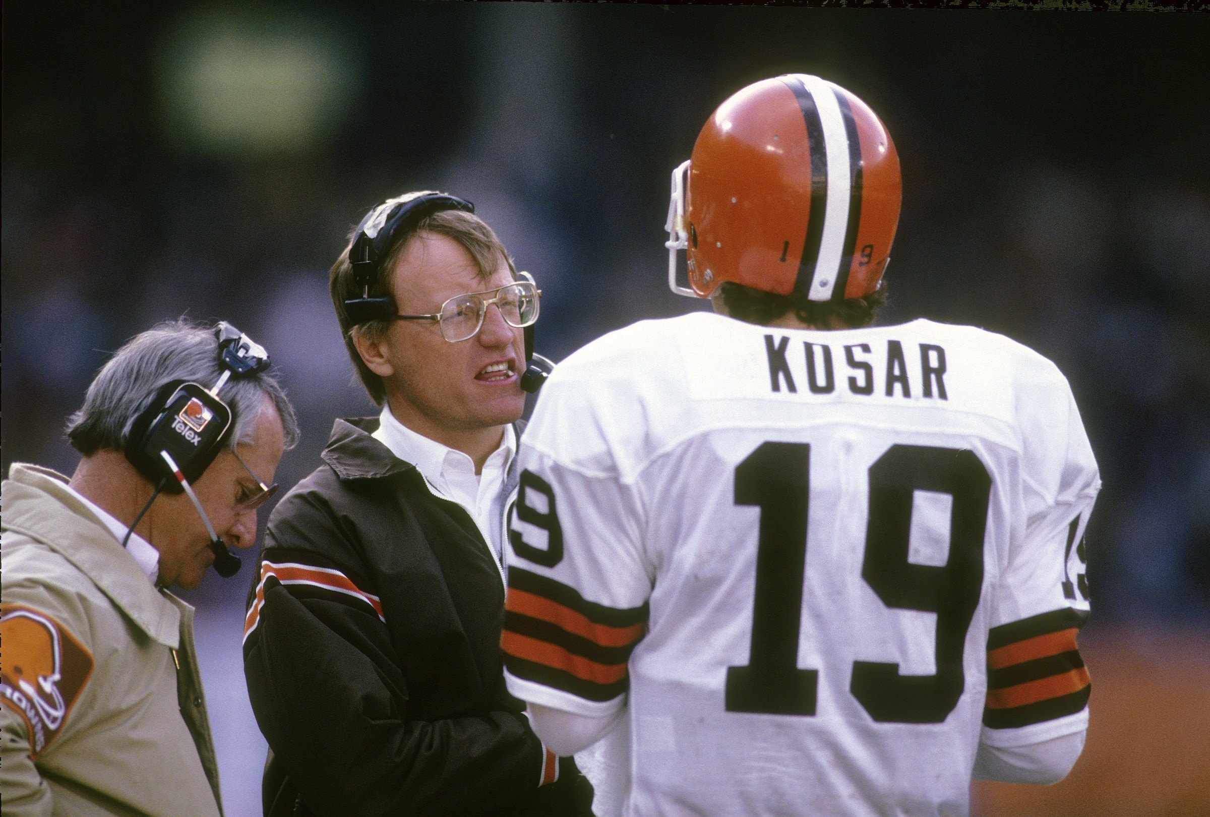 CLEVELAND, OH - CIRCA 1980’s: Head Coach Marty Schottenheimer of the Cleveland Browns talks with his quarterback Bernie Kosar #19 on the sidelines during a mid circa 1980’s NFL football game at Cleveland Municipal Stadium in Cleveland, Ohio. Schottenheimer was the head coach of the Cleveland Browns from 1984-88. (Photo by Focus on Sport/Getty Images)
