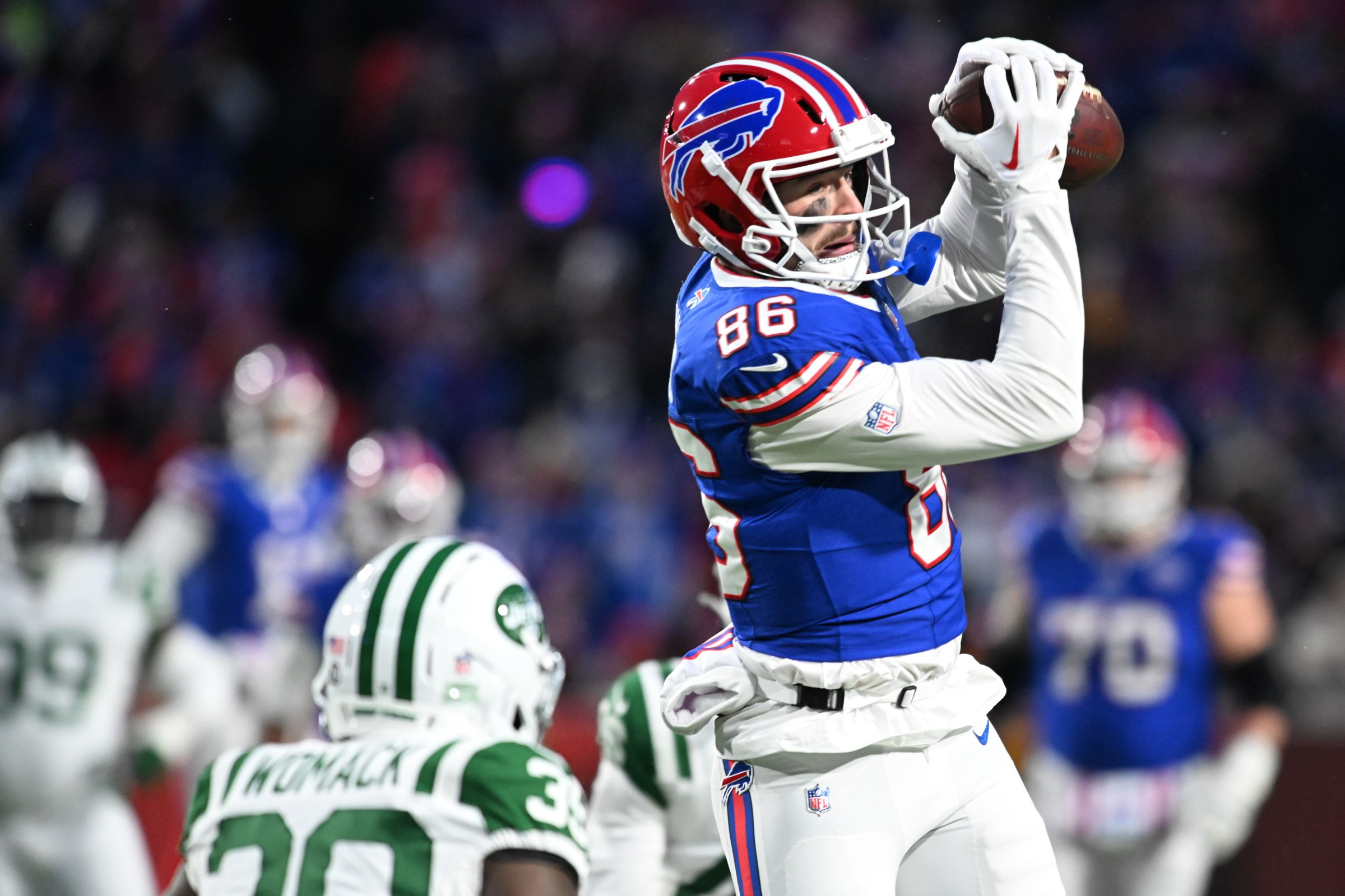 Jan 4, 2026; Orchard Park, New York, USA; Buffalo Bills tight end Dalton Kincaid (86) makes a catch defended by New York Jets cornerback Samuel Womack III (39) during the first half at Highmark Stadium. Mandatory Credit: Mark Konezny-Imagn Images