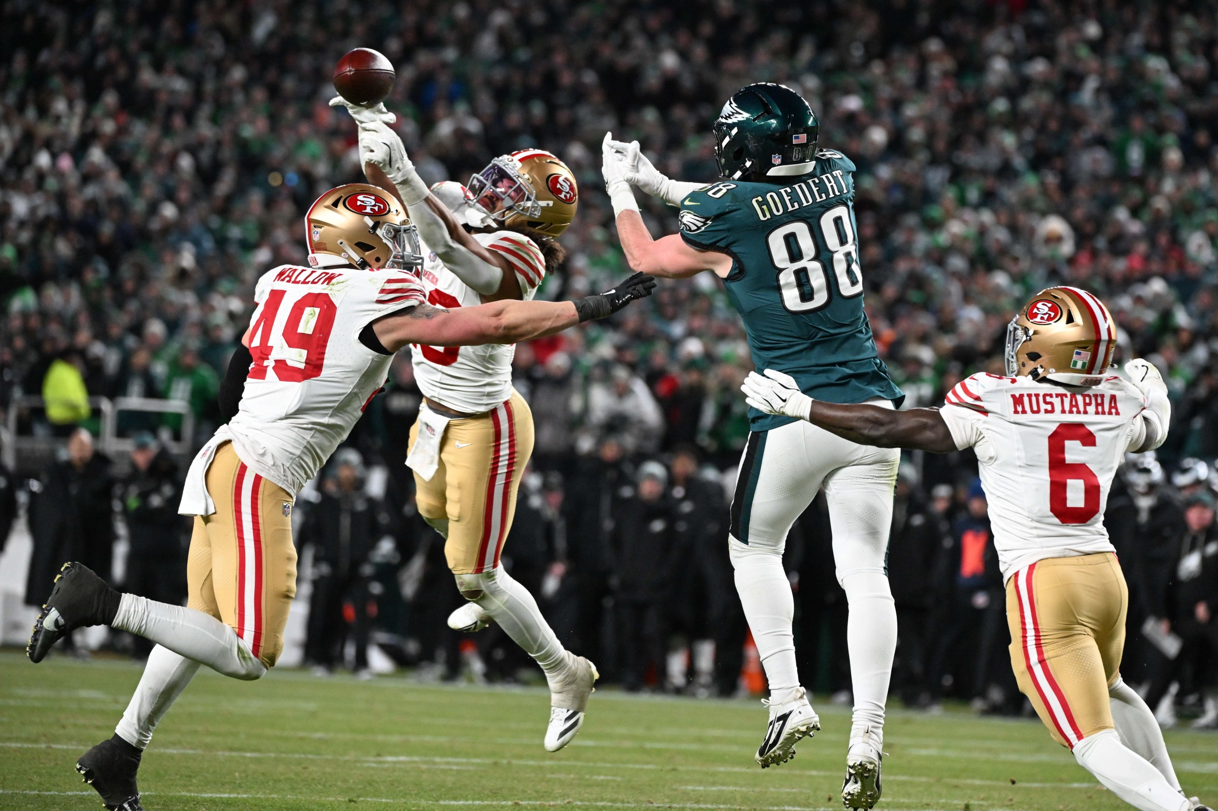 Jan 11, 2026; Philadelphia, PA, USA; San Francisco 49ers linebacker Eric Kendricks (43) blocks a pass intended for Philadelphia Eagles tight end Dallas Goedert (88) during the fourth quarter in an NFC Wild Card Round game at Lincoln Financial Field. Mandatory Credit: Eric Hartline-Imagn Images