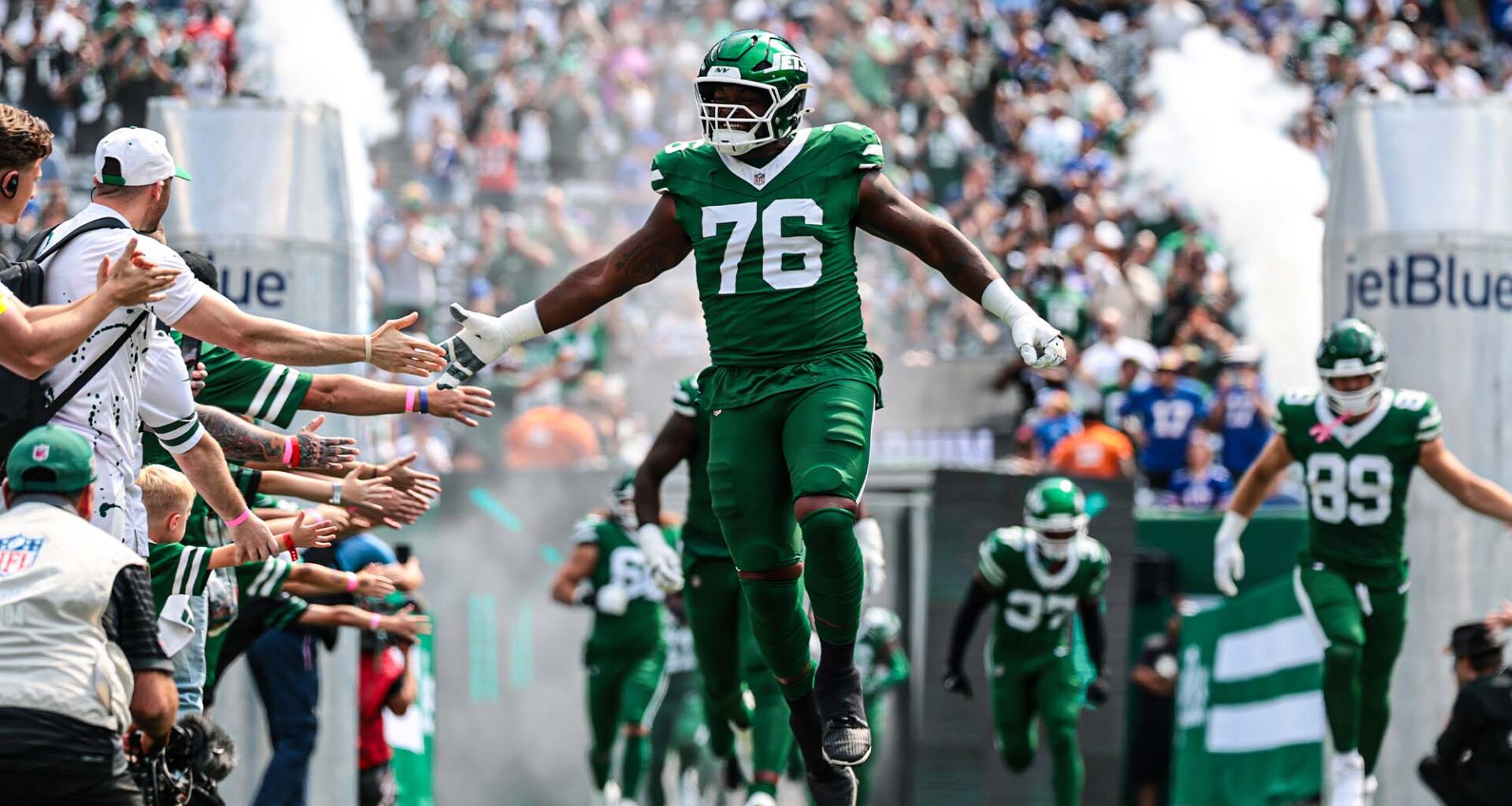 Which players continue to publicly support Jets HC Aaron Glenn?