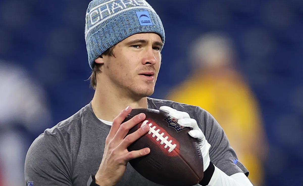 Mike McDaniel makes something clear about Justin Herbert after becoming Chargers’ new OC