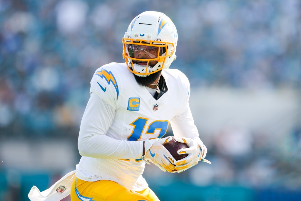 Los Angeles Chargers wide receiver Keenan Allen (13) catching a pass during the second quarter.