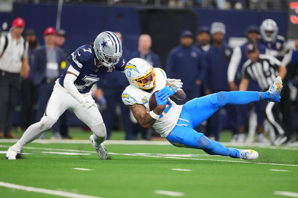 Los Angeles Chargers wide receiver Keenan Allen (13) makes a catch in front of Dallas Cowboys cornerback Trevon Diggs (7).